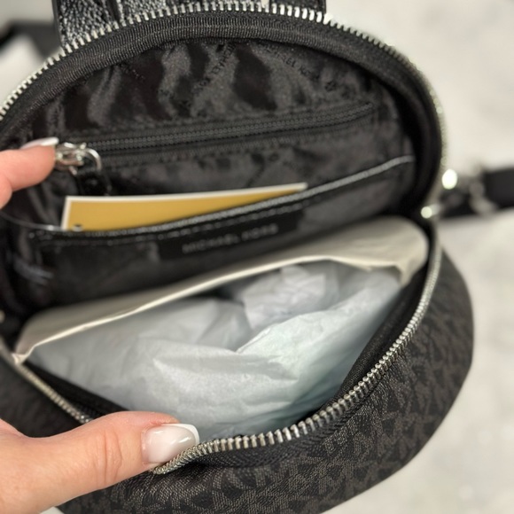 ERIN MICHAEL KORS
35F0SERB5B
BLACK
SM CON BACKPACK - Picture 7 of 7